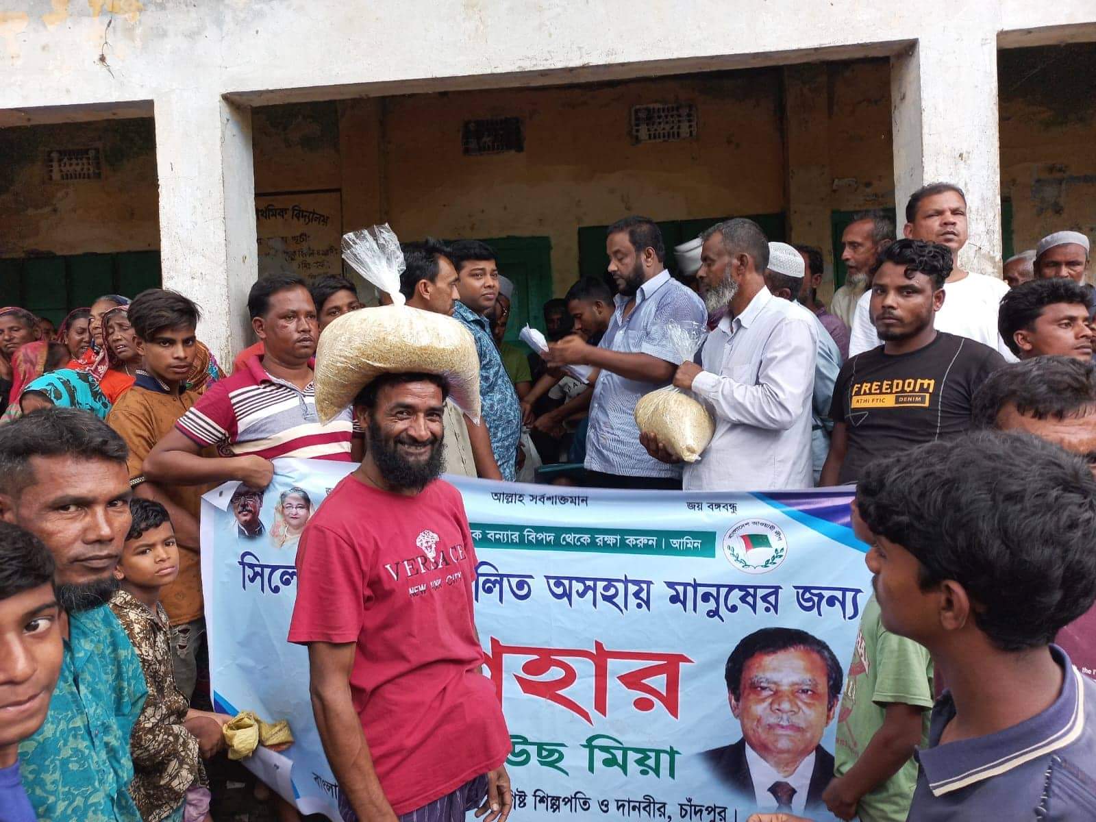 হবিগঞ্জের বানভাসি মানুষের মাঝে চাঁদপুরের কাউসের ২৫ টন চাল বিতরণ