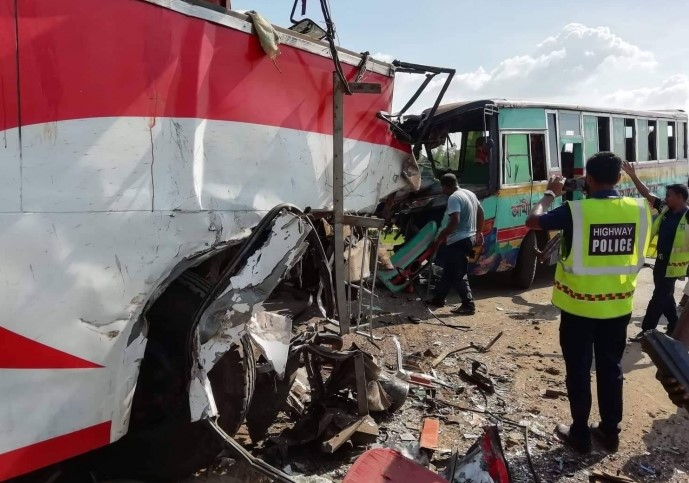 দুই বাসের মুখোমুখি সংঘর্ষে নিহত ৩, আহত ৯