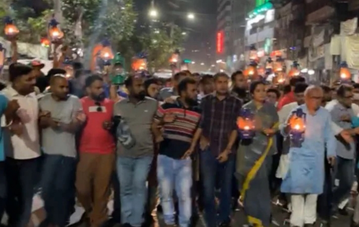 হাতে হারিকেন জ্বালিয়ে নিয়ে রিজভীর মিছিল