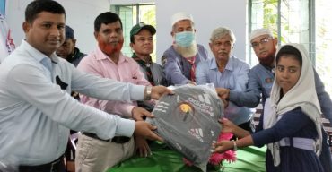 লাখাইয়ে বন্যায় পীড়িত ছাত্র ছাত্রীদের মাঝে শিক্ষা উপকরণ বিতরণ