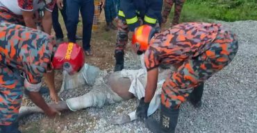 গোবিন্দগঞ্জে পাথর চাপায় প্রাণ গেল ট্রাক চালকের