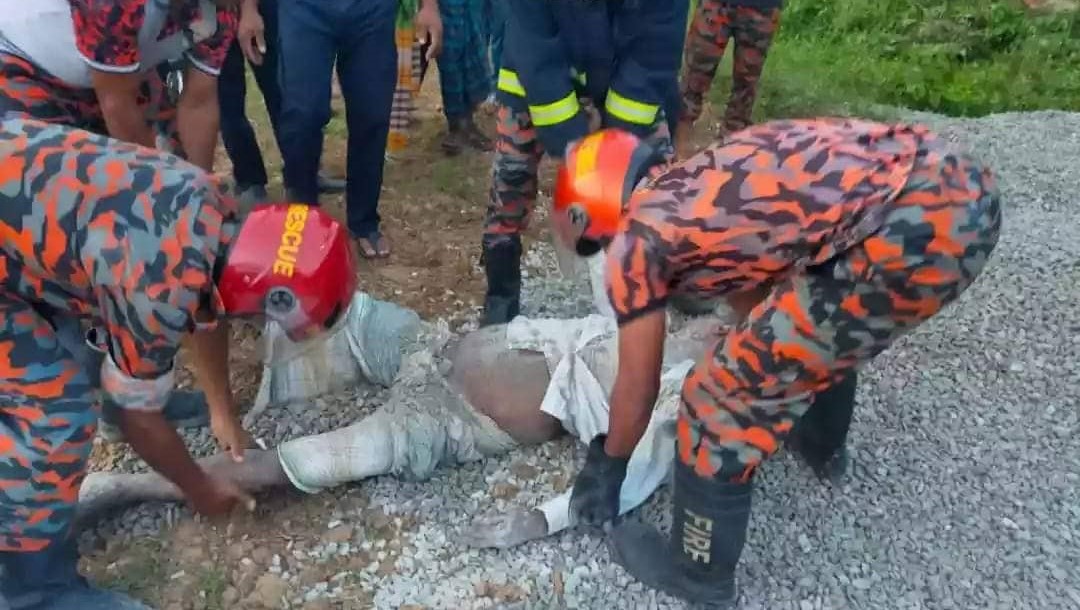 গোবিন্দগঞ্জে পাথর চাপায় প্রাণ গেল ট্রাক চালকের