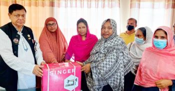 গোবিন্দগঞ্জে সুবিধাভোগিদের মাঝে সেলাই মেশিন বিতরণ