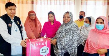 গোবিন্দগঞ্জে সুবিধাভোগিদের মাঝে সেলাই মেশিন বিতরণ