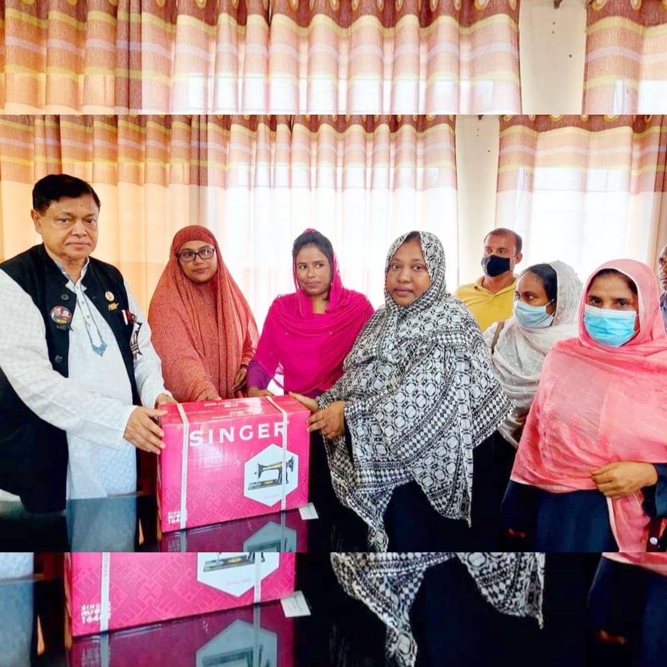 গোবিন্দগঞ্জে সুবিধাভোগিদের মাঝে সেলাই মেশিন বিতরণ