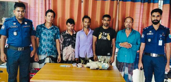 মাধবপুরে পুলিশের বিশেষ অভিযানে আটক পাঁচ জুয়াড়ী
