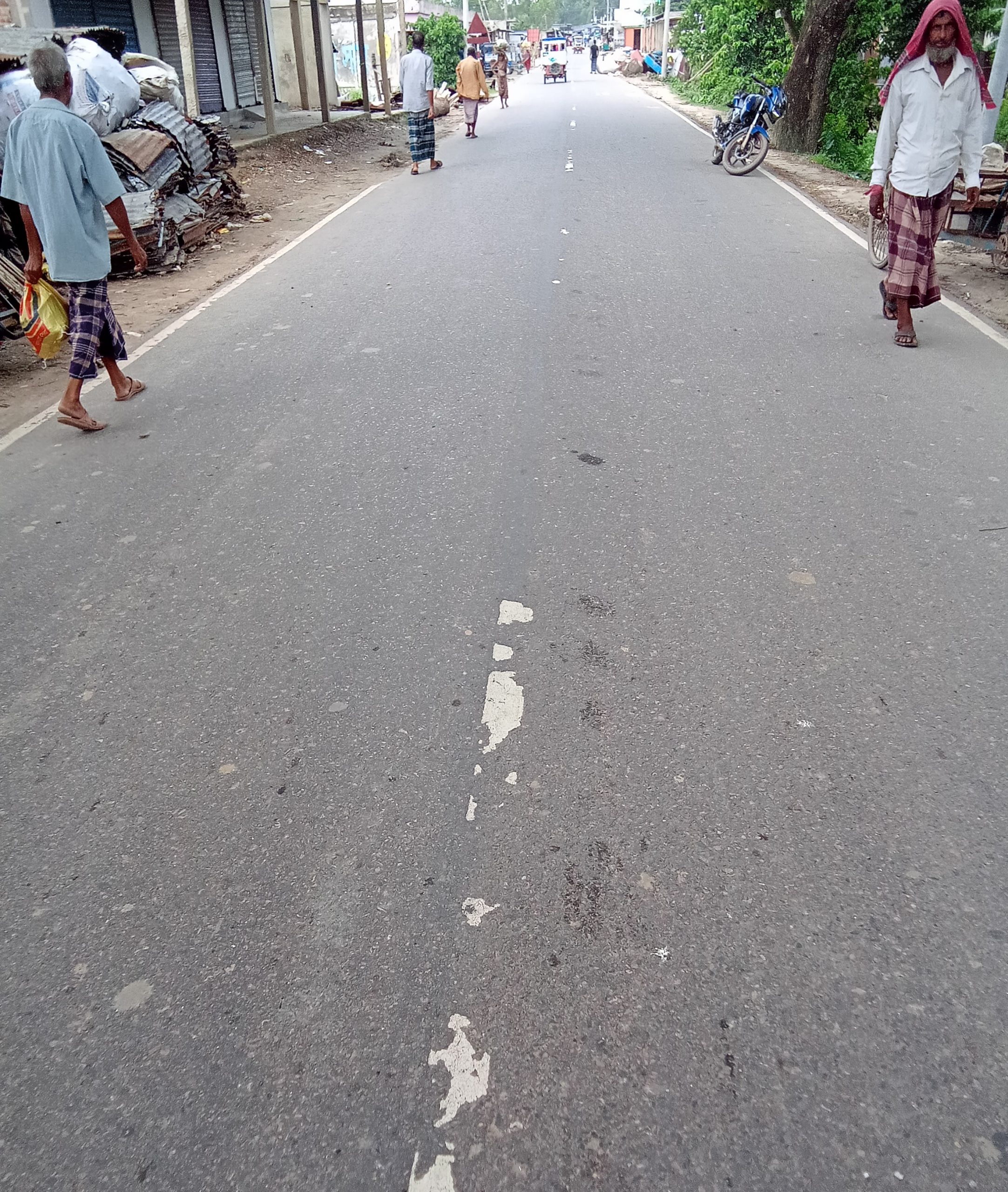 লাখাই আঞ্চলিক মহাসড়কে ৬ মাসেই রোড মার্ক মুছে যাচ্ছে নেই গুরুত্বপূর্ণ স্থানে গতিরোধক