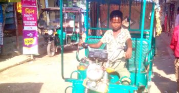 বাহবলে অভাবের বোঝা টানছে ৪র্থ শ্রেণির ছাত্র রাকিব!