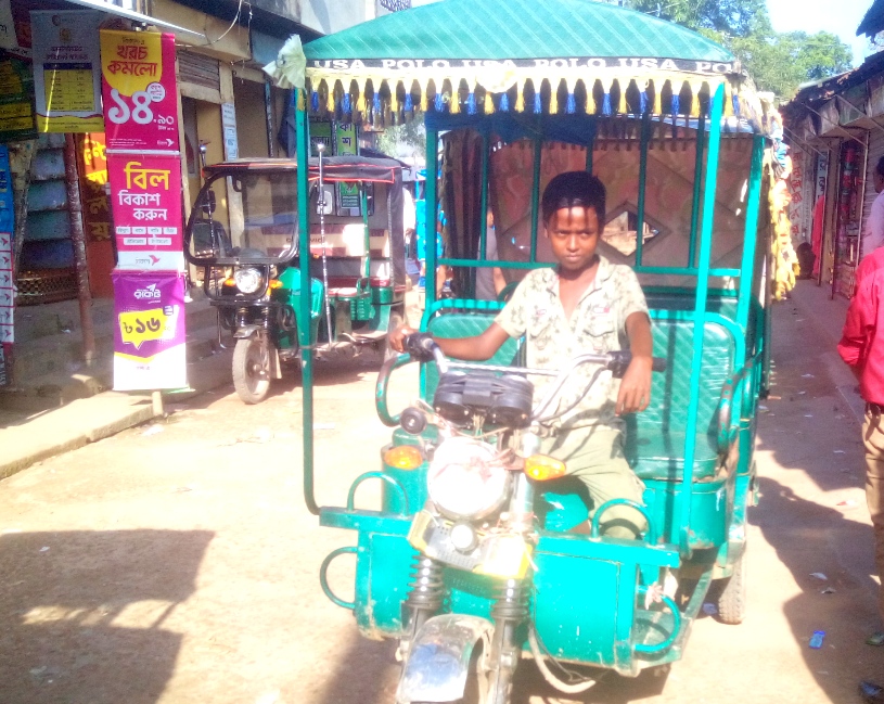বাহবলে অভাবের বোঝা টানছে ৪র্থ শ্রেণির ছাত্র রাকিব!