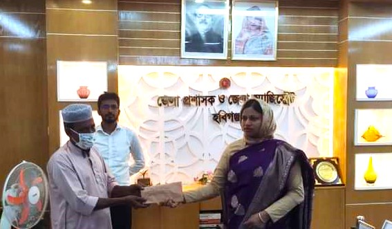 জেলা প্রশাসকের প্রচেষ্টায় টাকা ফেরৎ পেল ভুক্তভোগিরা