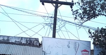 লাখাইয়ে কালাউক বাজারে দোকান গৃহের ভিতরে বিদ্যুতের খুঁটি দূর্ঘটনার আশংকা