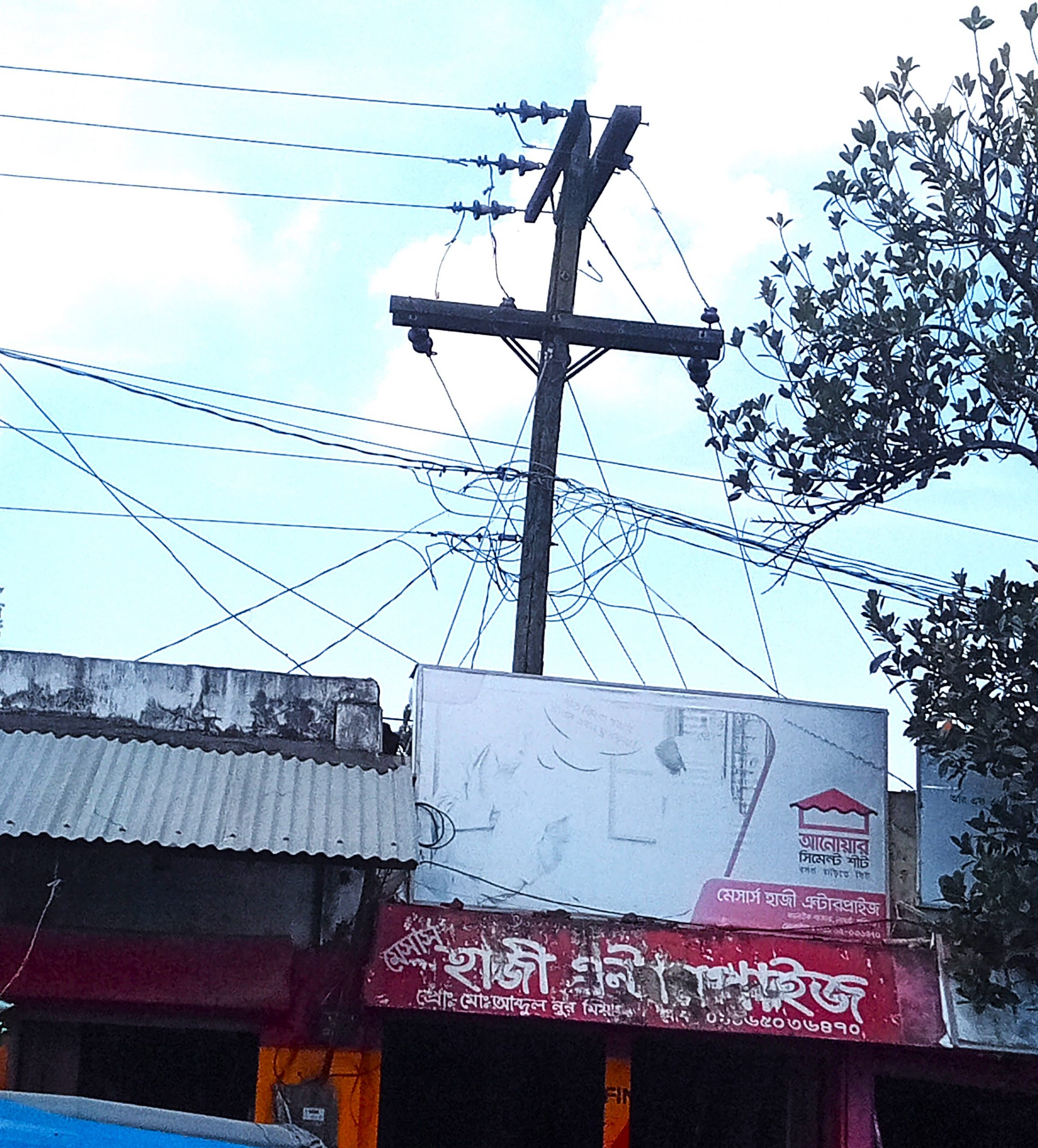 লাখাইয়ে কালাউক বাজারে দোকান গৃহের ভিতরে বিদ্যুতের খুঁটি দূর্ঘটনার আশংকা