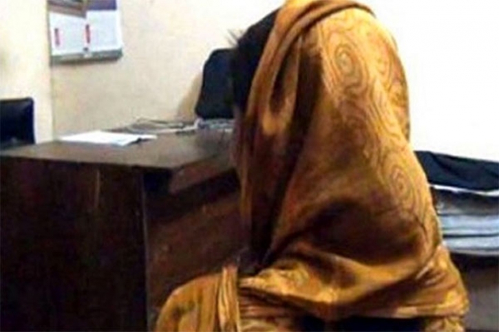 ”ব্লেড দিয়ে ঘুমন্ত স্বামীর বিশেষ অঙ্গ কাটলেন স্ত্রী”