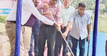 পোনা মাছ অবমুক্তকরন করলেন উপজেলা পরিষদ চেয়ারম্যান জাহাঙ্গীর কবির