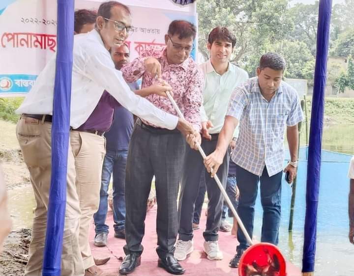পোনা মাছ অবমুক্তকরন করলেন উপজেলা পরিষদ চেয়ারম্যান জাহাঙ্গীর কবির