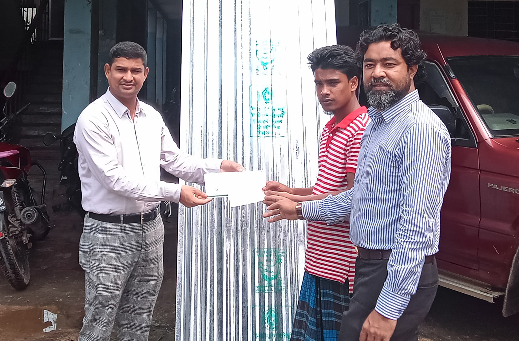 লাখাই উপজেলা প্রশাসনের মানবিক সহায়তা নগদ অর্থ ঢেউটিন ও চেক বিতরণ