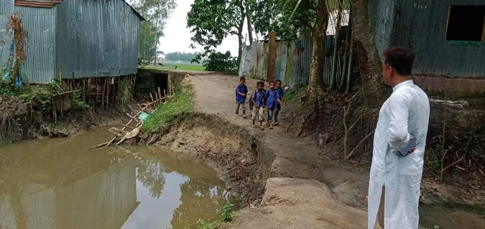 লাখাইয়ে চলাচলের রাস্থা খালের গর্ভে বিলীন, ভোগান্তি