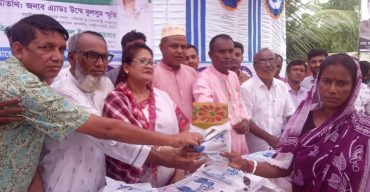 পলাশবাড়ীতে হিন্দুধর্মাবলম্বীদের মাঝে নগদ অর্থ ও বস্ত্র বিতরণ করলেন স্মৃতি এমপি