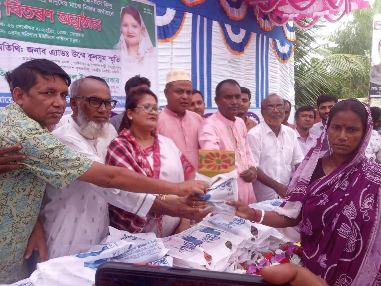 পলাশবাড়ীতে হিন্দুধর্মাবলম্বীদের মাঝে নগদ অর্থ ও বস্ত্র বিতরণ করলেন স্মৃতি এমপি