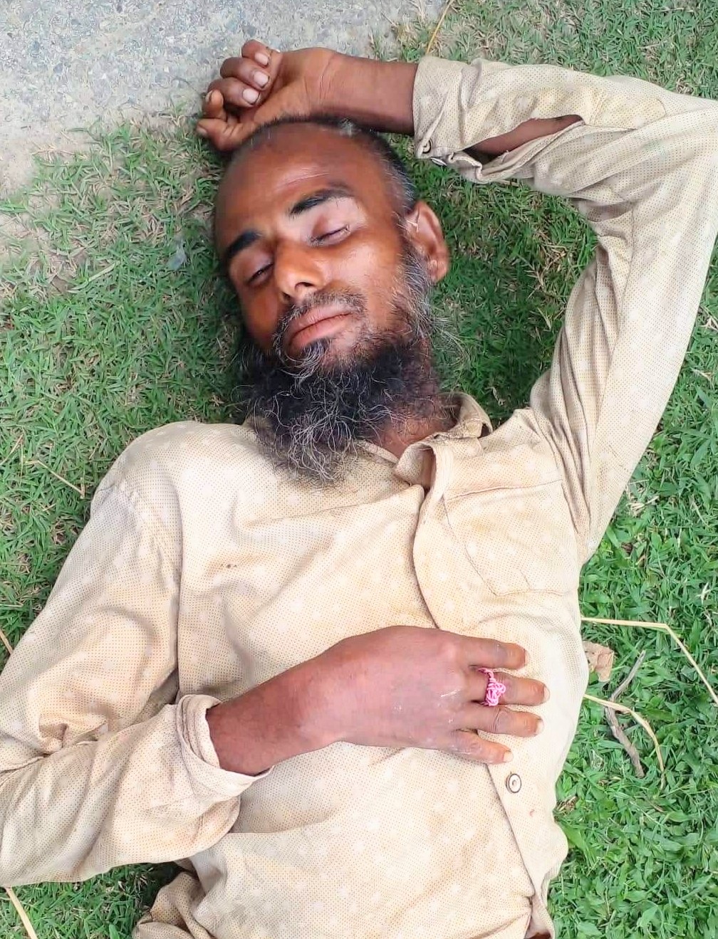 গোবিন্দগঞ্জ অচেতন অবস্থায় অজ্ঞাত ব্যক্তি উদ্ধার, পরিচয়দানে সহায়তা করুন