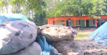 পলাশবাড়ীতে বিদ্যালয়ের মাঠে নির্মাণ সামগ্রীর স্তুপ ও পিস গলানো চুলা
