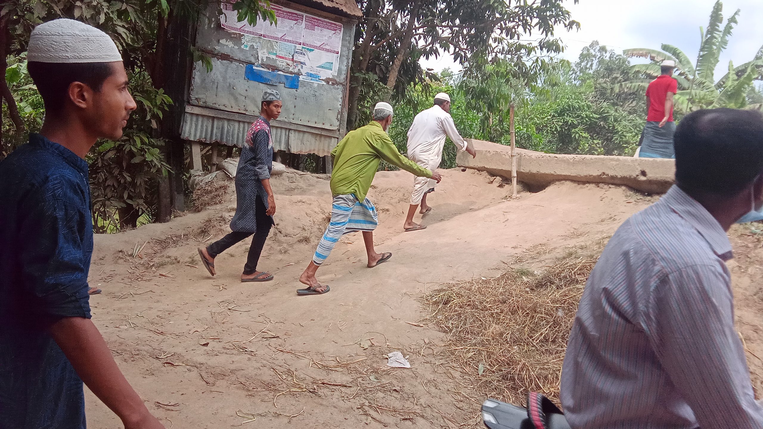 লাখাইয়ে ভাদিকারা স্বরাফপুর সেতুর সংযোগ সড়ক না থাকায় জনচলাচল বিঘ্নিত