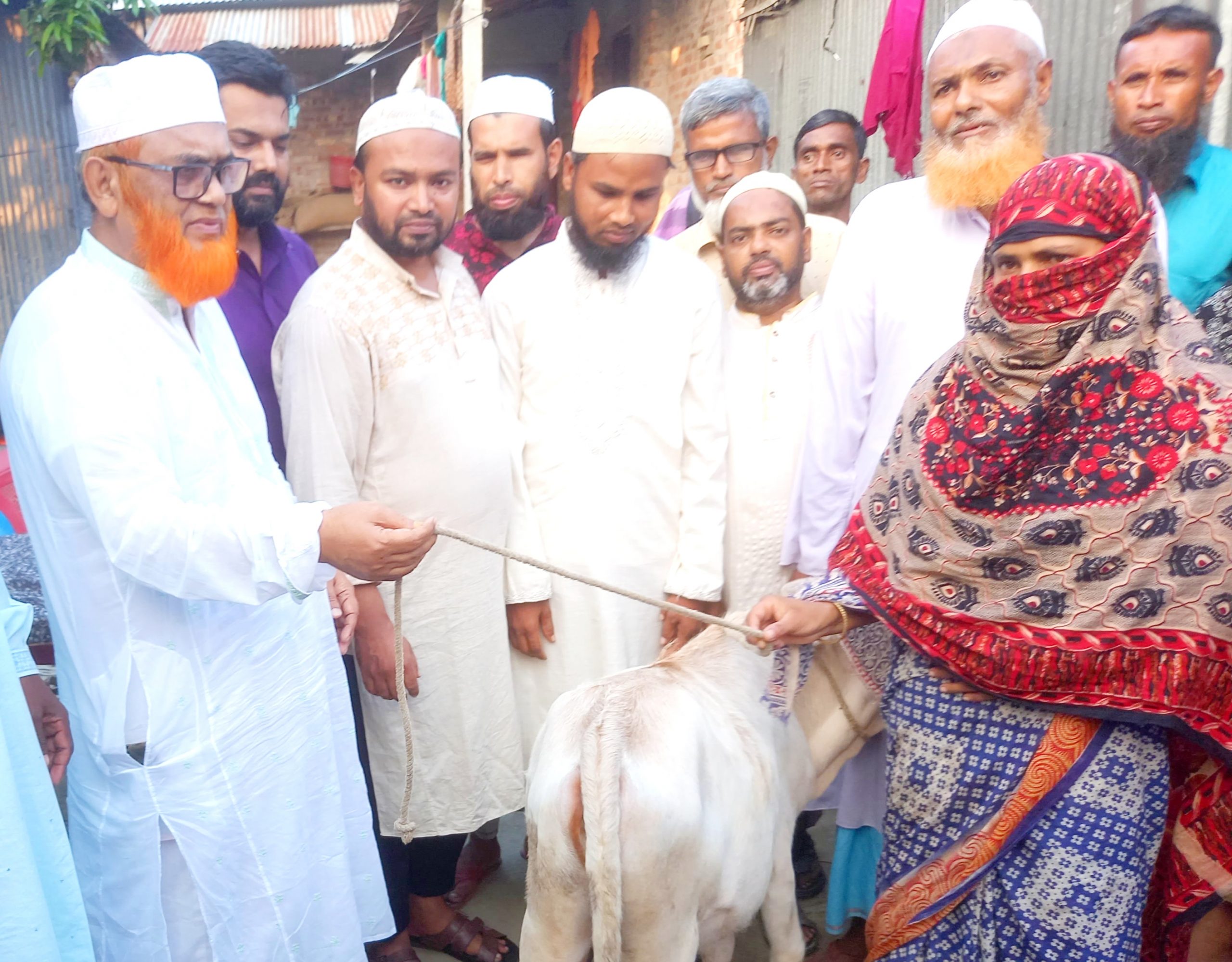 গোবিন্দগঞ্জে সড়ক দুর্ঘটনায় নিহত মজিদুলের পরিবারকে জামায়াতের পক্ষ থেকে বাছুর প্রদান