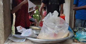 লাখাইয়ে কাগজের টোঙ্গায় খাবার পরিবেশন, জনস্বাস্থ্য হুমকিতে