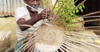 বাঁশ বেতের পণ্য তৈরীর আয়ে সংসার চলে রাধাচরন সরকারের