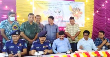 পলাশবাড়ীতে পূজামন্ডপ পরিদর্শন করলেন বিভাগীয় কমিশনার ও রেঞ্জ ডিআইজি