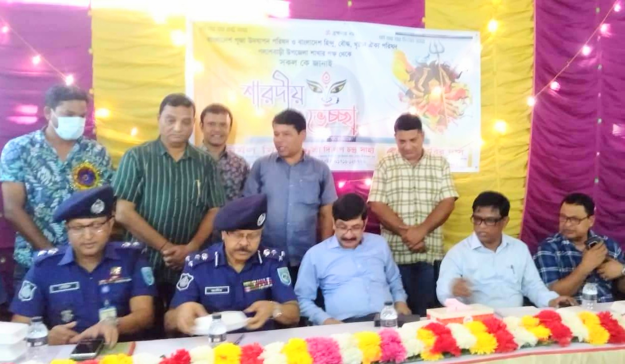 পলাশবাড়ীতে পূজামন্ডপ পরিদর্শন করলেন বিভাগীয় কমিশনার ও রেঞ্জ ডিআইজি