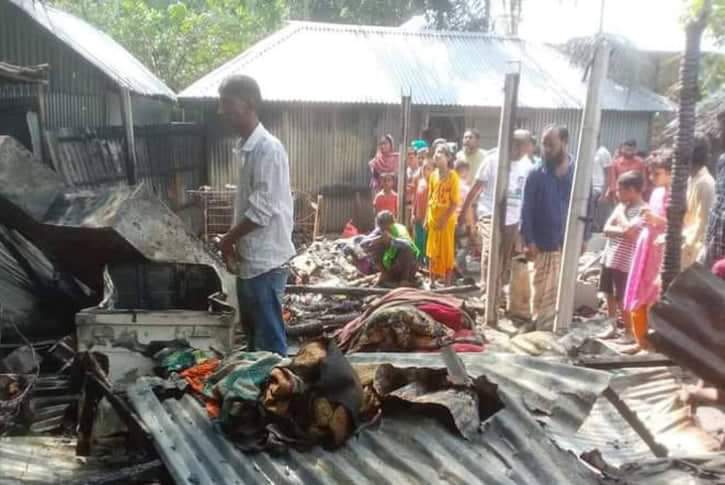 গোবিন্দগঞ্জে আগুনে পুড়ল পত্রিকা বিক্রেতার বাড়ী