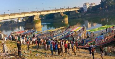 গণসমাবেশে যোগ দিতে ২০ ঘন্টা নৌকা বেয়ে সিলেটে