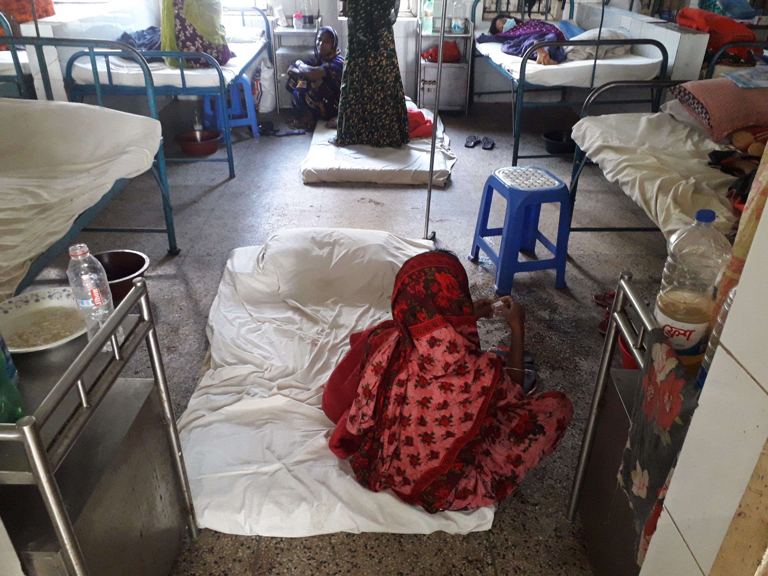 হবিগঞ্জে ফ্লোরেই চলছে ডায়রিয়া ও ঠাণ্ডা রোগের চিকিৎসা