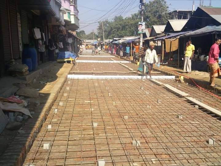 পলাশবাড়ী পৌরসভার রাস্তায় সিসি ঢালাইয়ে পুরাতন ইট ব্যবহারের অভিযোগ 