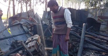 পলাশবাড়ীতে আগুনে সব হারিয়ে নির্বাক কৃষক মুকুল