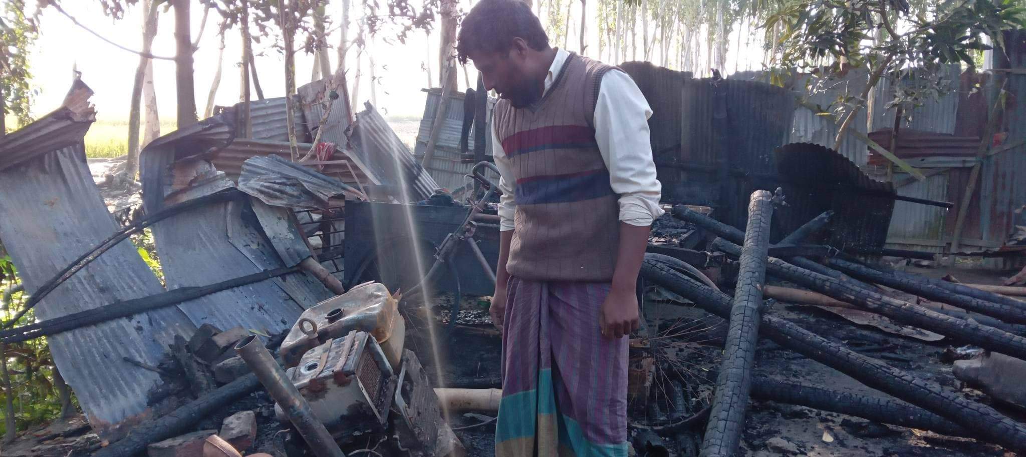 পলাশবাড়ীতে আগুনে সব হারিয়ে নির্বাক কৃষক মুকুল