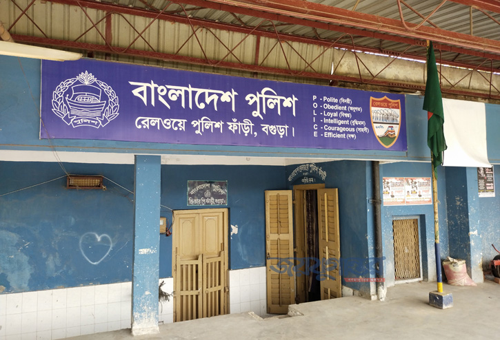 বগুড়ায় ট্রেনে উঠতে গিয়ে পিছলে যুবকের দুই পা বিচ্ছিন্ন