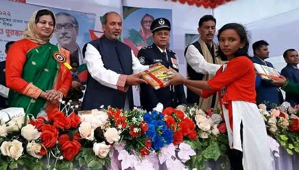 আবৃতিতে জেলার শ্রেষ্ঠ হয়েছে বাহুবলের উর্মি