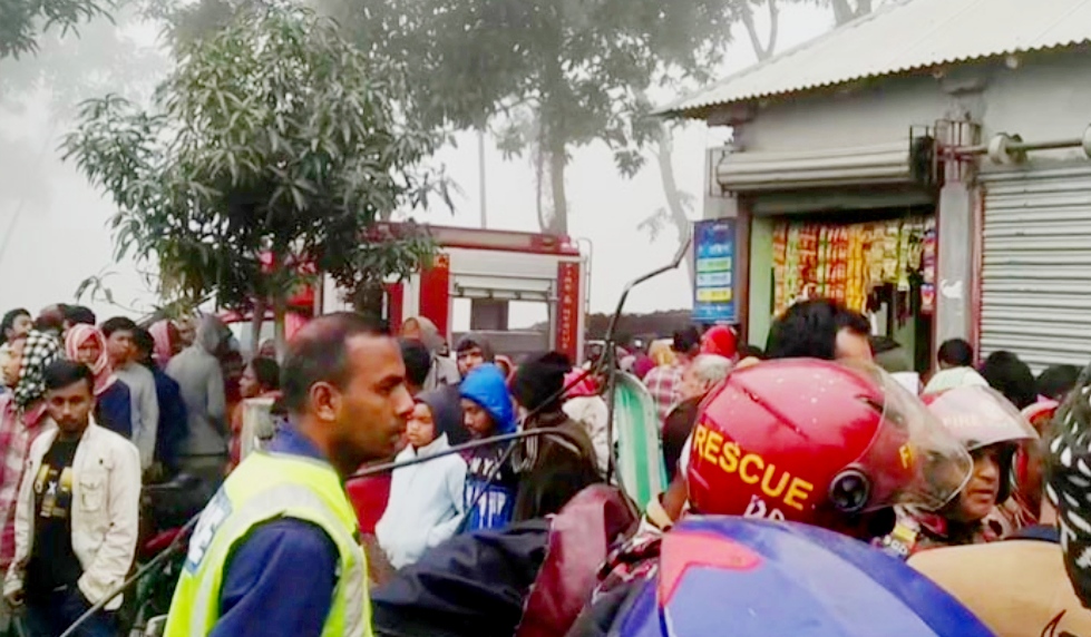 গাইবান্ধায় বাস চাপায় প্রাণ গেল সিএনজির চার যাত্রীর