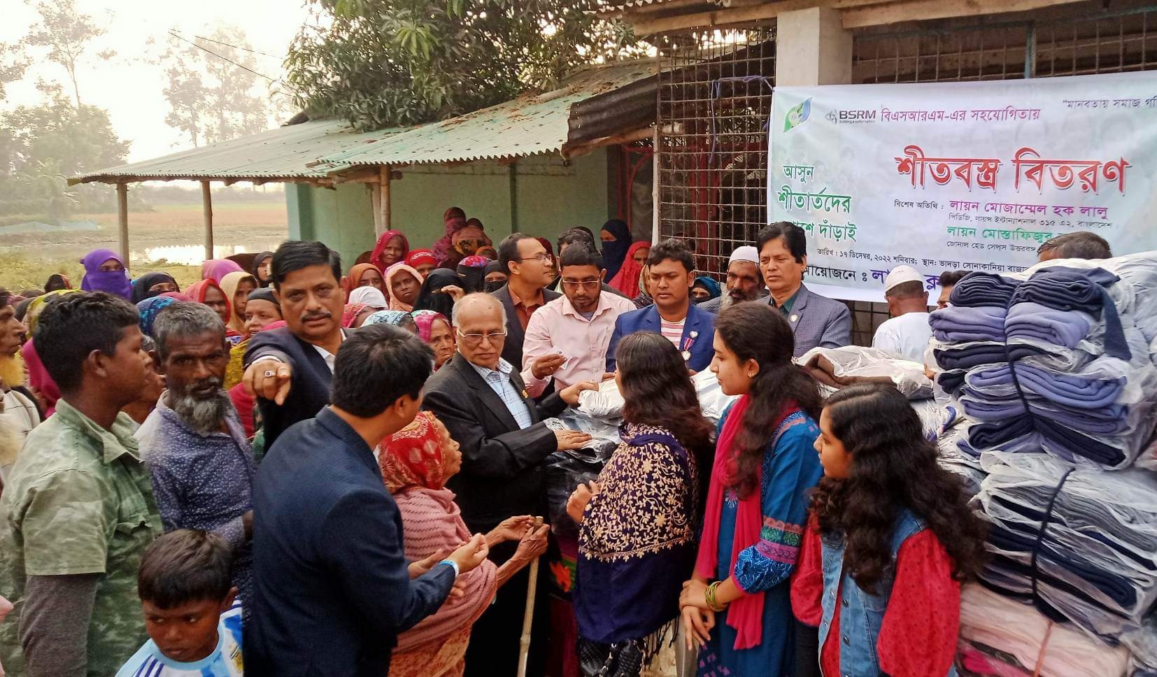 লায়ন্স ক্লাব বগুড়া আইডিয়ালের উদ্যোগে শীতবস্ত্র বিতরণ