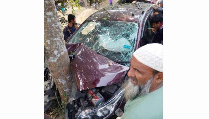 নিয়ন্ত্রণ হারিয়ে গাছের সঙ্গে প্রাইভেটকারের ধাক্কায় আহত ২