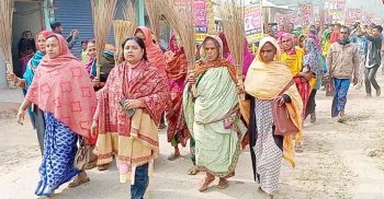 সুন্দরগঞ্জের শিক্ষা অফিসারসহ জড়িতদের বিরুদ্ধে ঝাড়ু মিছিল; আগুনে পুড়ে প্রতিবাদ