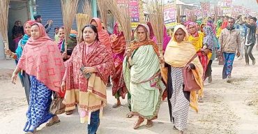সুন্দরগঞ্জের শিক্ষা অফিসারসহ জড়িতদের বিরুদ্ধে ঝাড়ু মিছিল; আগুনে পুড়ে প্রতিবাদ