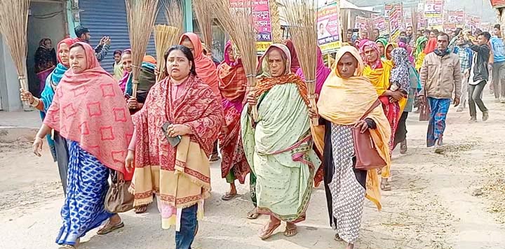 সুন্দরগঞ্জের শিক্ষা অফিসারসহ জড়িতদের বিরুদ্ধে ঝাড়ু মিছিল; আগুনে পুড়ে প্রতিবাদ