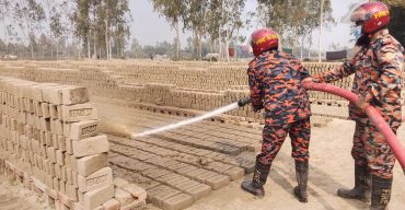 পলাশবাড়ীতে দুটি অবৈধ ইটভাটা গুড়িয়ে ১১ লাখ টাকা জরিমানা 