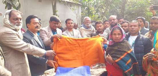 গোবিন্দগঞ্জে বক্সিং ক্লাবের উদ্যােগে অসহায় ও দুস্থ মানুষের মাঝে শীতবস্ত্র বিতরণ