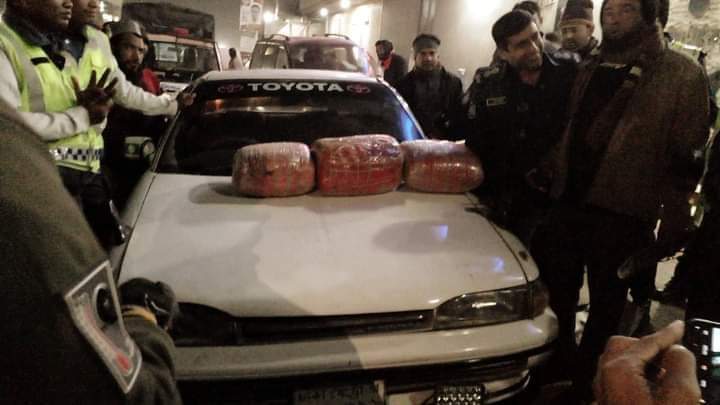 গাইবান্ধায় ১৯ কেজি গাঁজা উদ্ধার, প্রাইভেটকার আটক