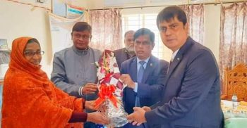 গোবিন্দগঞ্জে বিদ্যালয় পরিদর্শন করলেন জেলা প্রশাসক