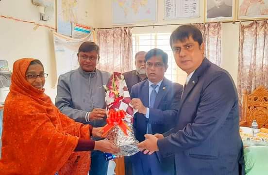 গোবিন্দগঞ্জে বিদ্যালয় পরিদর্শন করলেন জেলা প্রশাসক